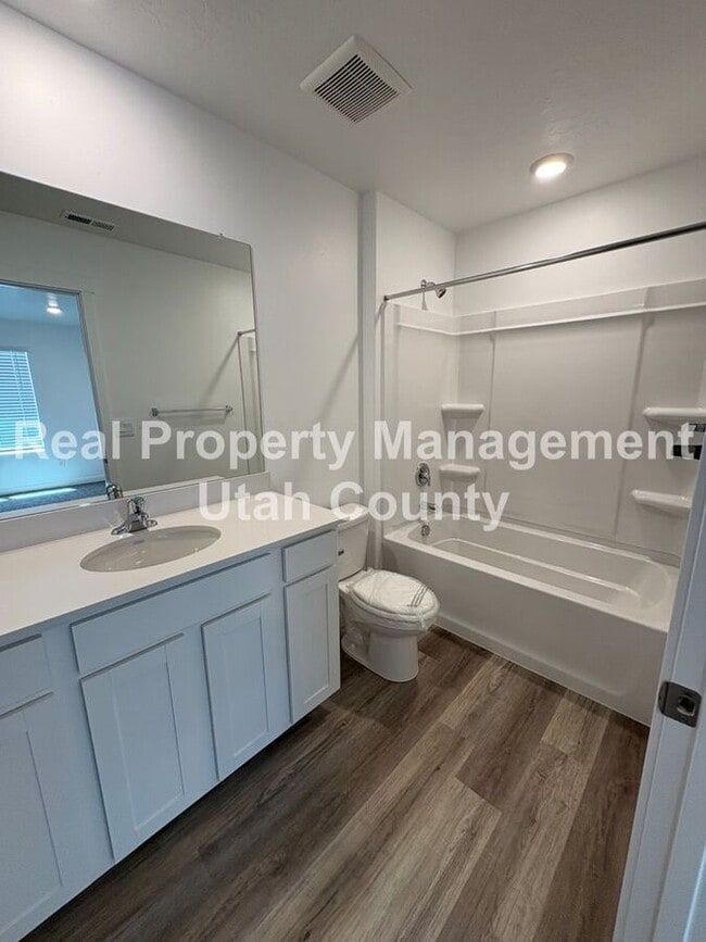 Building Photo - 837 E Oakum Ln