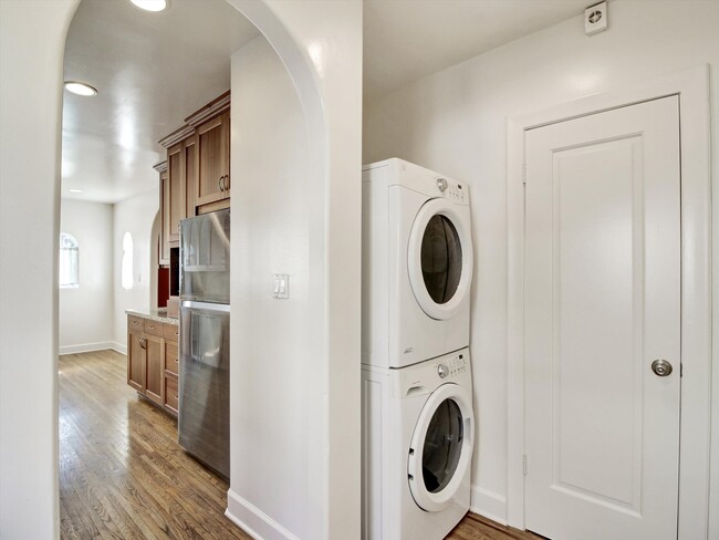 Building Photo - 203 S Stanley Dr