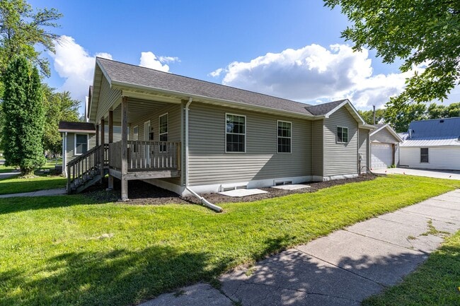 Building Photo - 4 Bedroom, 3 Bathroom Single Family Home