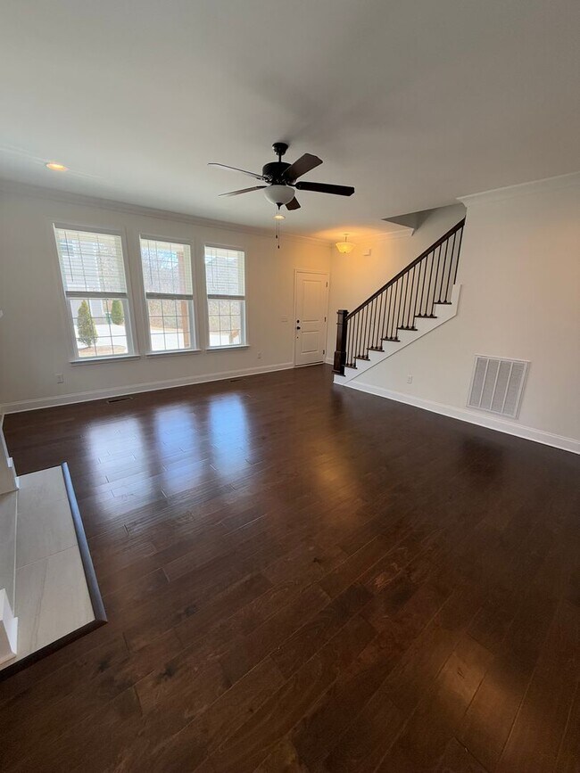 Building Photo - 3 Bedrooms + 2.5 Bath Renatal in East Brainerd