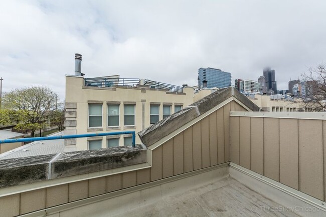 Building Photo - 1180 S Plymouth Ct