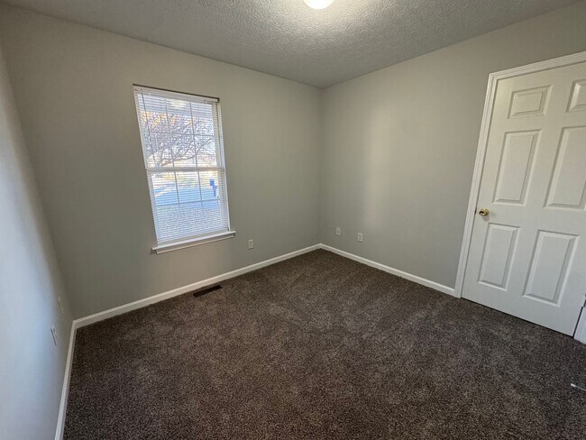 Building Photo - Spacious 3 bedroom, 2 bathroom home near Russell Sims park