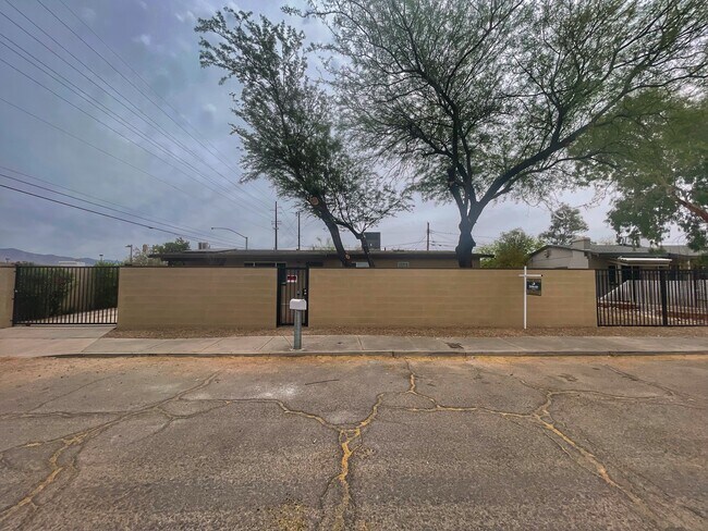 Building Photo - 2330 N Los Altos Ave