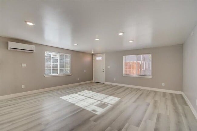 Building Photo - Studio w/ In-Unit W/D + Quartz Kitchen in Sacramento