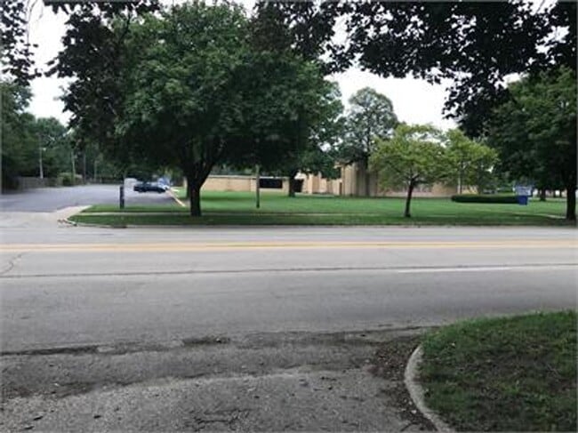 Building Photo - 713 N Maplewood Dr