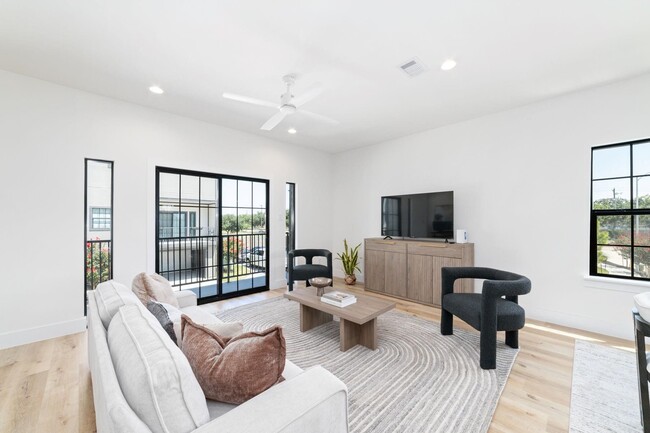 Primary Photo - 11925 N Hoa Sen Cir
