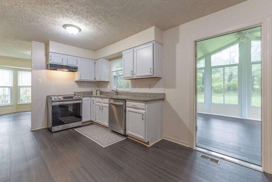 kitchen - 117 Bookham Ln