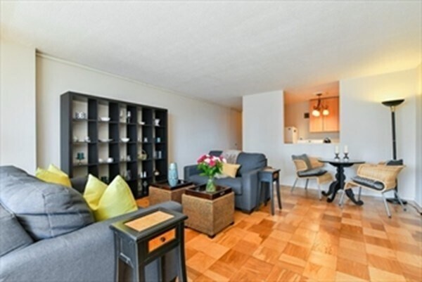 Building Photo - 2 Hawthorne Pl