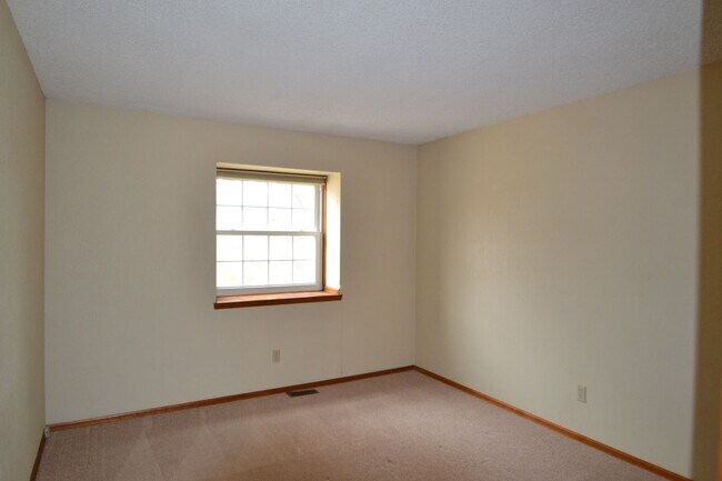 Building Photo - Mountain Shadows 3 Bedroom home with AC