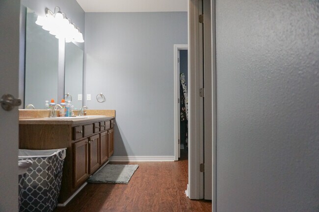 Building Photo - 212 Ladue Ave