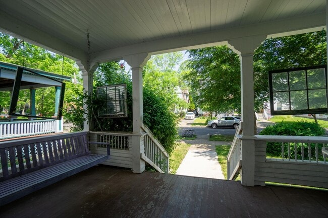 Building Photo - AVAIL 6/1/26 - Charming 5 bedroom Home wit...