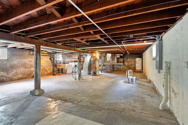 Building Photo - 7245 N Newell Ave