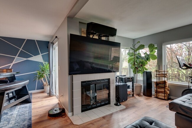 Building Photo - Recently Updated 3 Bedroom and 3 Bath Town...