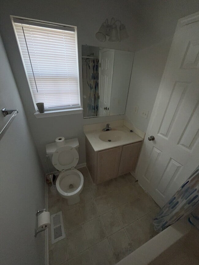 Building Photo - "Charming 1-Bedroom Townhouse Retreat on Campus Drive!"