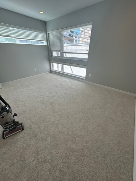 Building Photo - 1927 Grove St