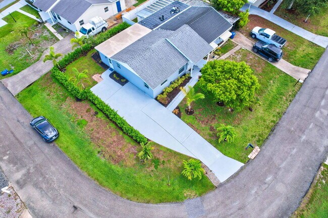 Building Photo - 1125 Stillwater Dr