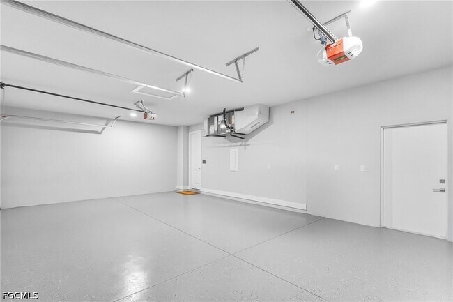 Building Photo - 142 SW 33rd Pl