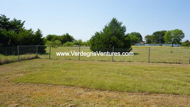 Building Photo - 9520 Prairieview Dr