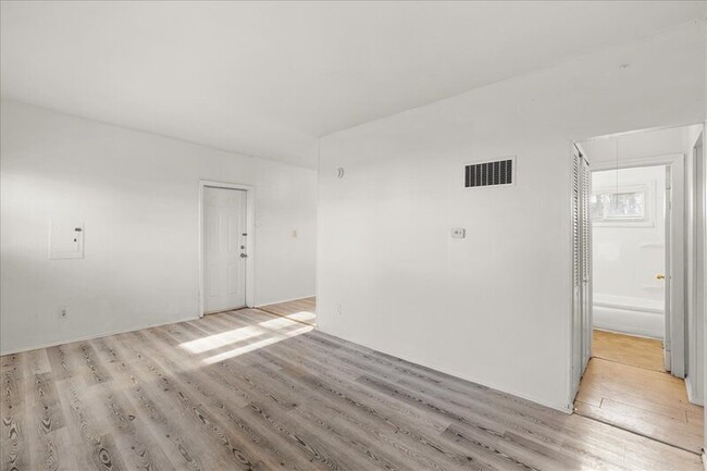 Building Photo - 28 Crescent Dr