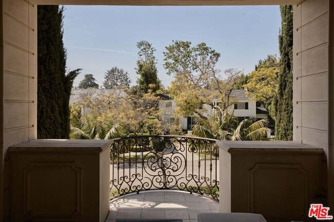 Building Photo - 614 N Palm Dr