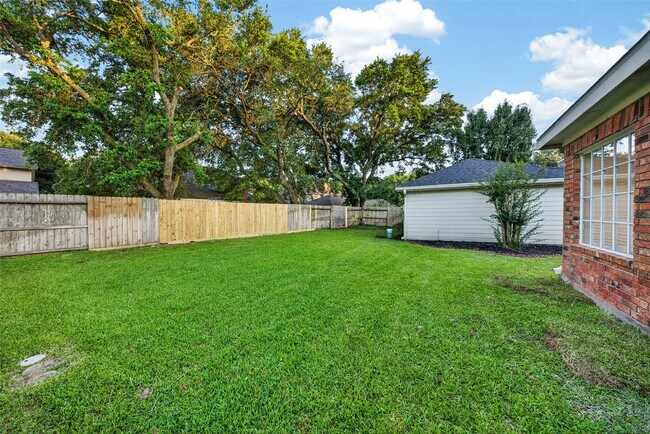 Building Photo - 2015 Rosalyn Ct