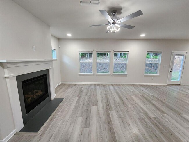 Building Photo - 235 Vly Oak Dr