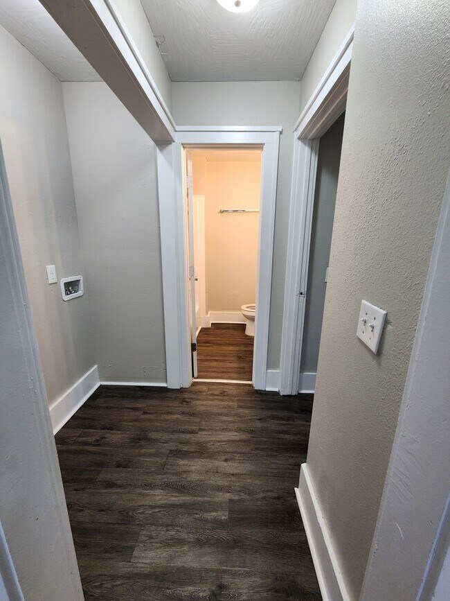 Building Photo - Spacious 2-Bedroom, 1-Bathroom Home AVAILA...
