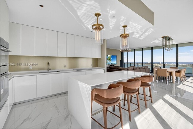 Building Photo - 700 NE 24th St