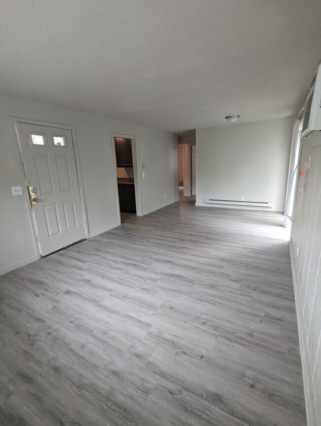 Building Photo - Upstairs 2 Bedroom Apartment