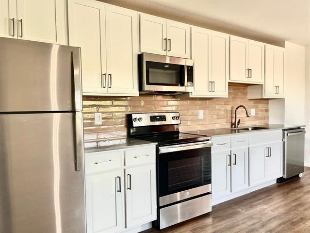 Building Photo - 125 E 8th St