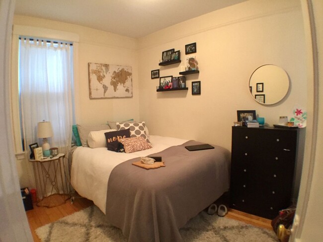 Building Photo - Duplexed Lakeview Three Bedroom Two Bath