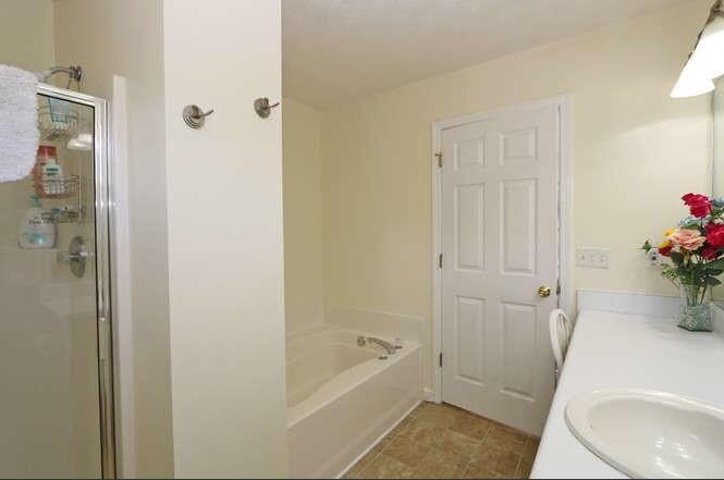 Building Photo - 107 W Oaks Ct