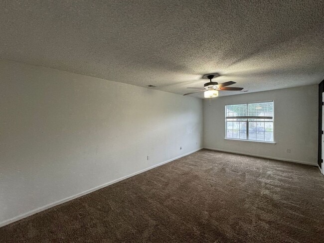 Building Photo - Introducing a charming home located in the heart of Suffolk ¨ASK ABOUT OUR ZERO DEPOSIT¨