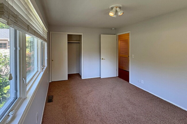 Building Photo - 10632 NE 47th Pl
