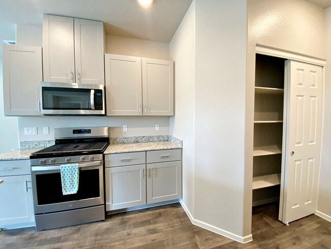 Building Photo - UPGRADED 2 BEDROOM TOWNHOME IN GATED COMMU...