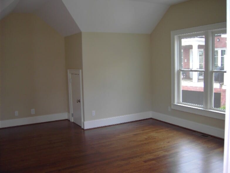 Building Photo - 842 Lake Ave NE