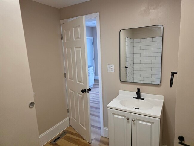 Building Photo - 184 King St