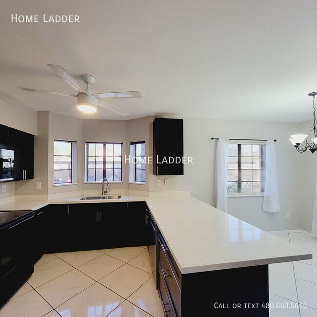 Building Photo - 1446 E Grovers Ave