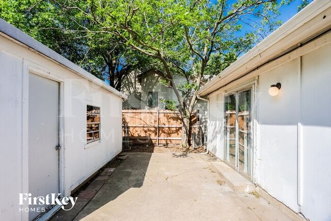 Building Photo - 908 Wandering Way Dr