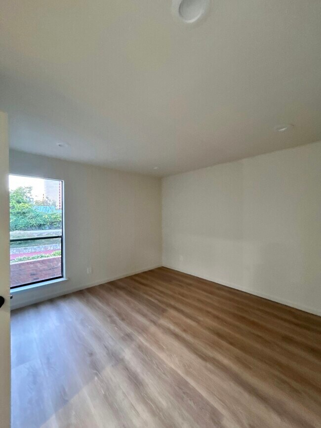 Building Photo - 3919 Buena Vista St