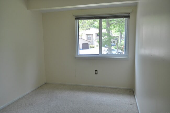 Building Photo - 8 Sycamore Ln