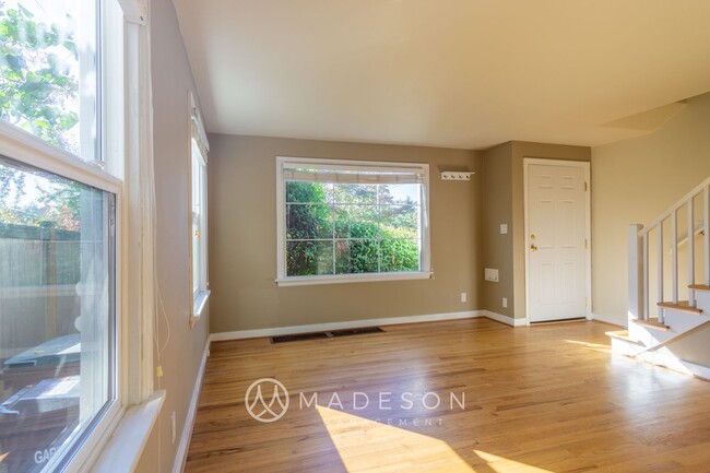 Building Photo - One Month Free Rent! Spacious Magnolia 3 B...