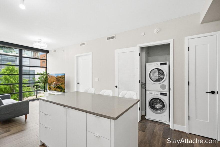 Building Photo - 1300 4th St SE