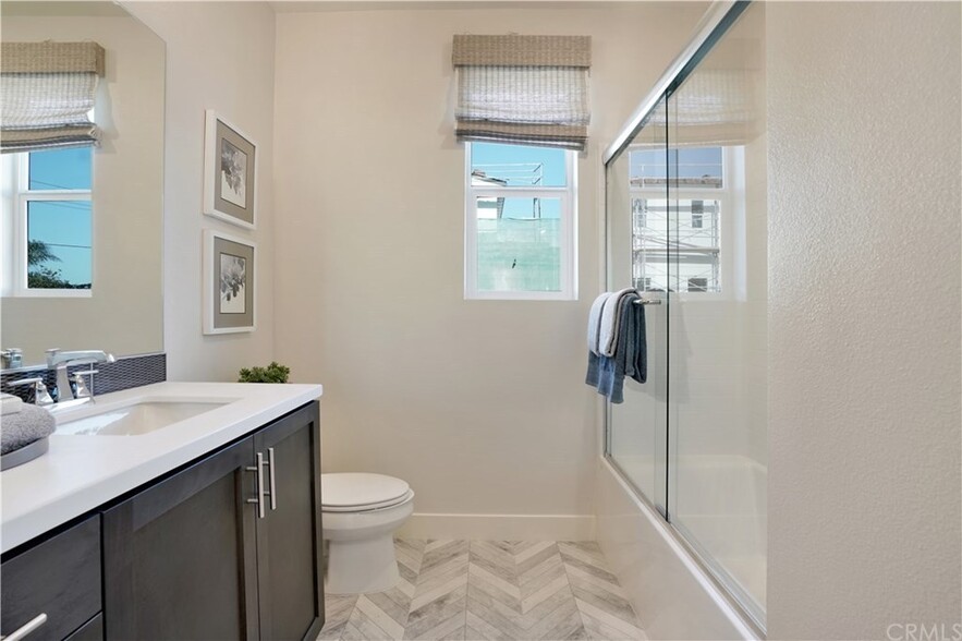 Hallway full bathroom - 9855 11th St