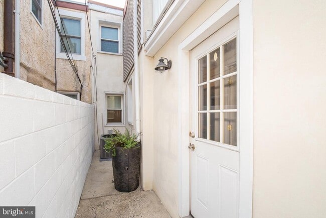 Building Photo - 811 N Judson St