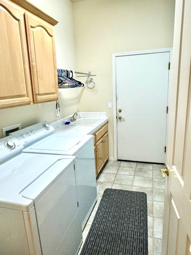 Building Photo - Springfield Home with a View - MUST BE 55 YEARS OF AGE