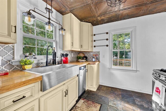 Building Photo - 1674 Eaton Rd