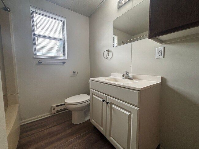 Building Photo - Renovated 1 Bed, 1 Bath Apartment at the B...