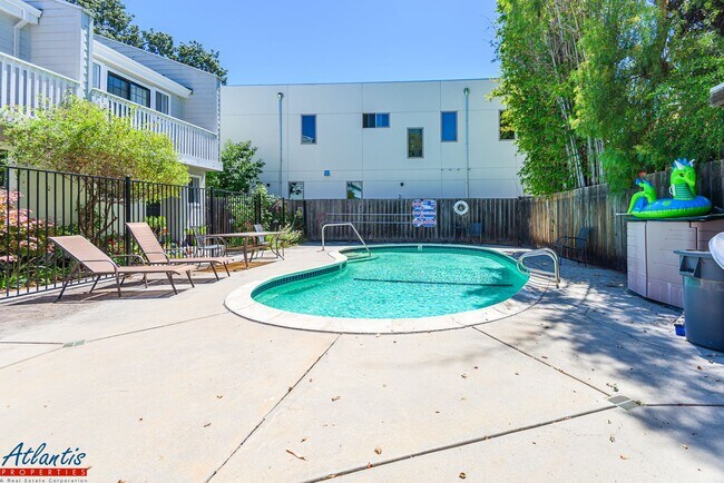 Building Photo - 457 Oak Ave