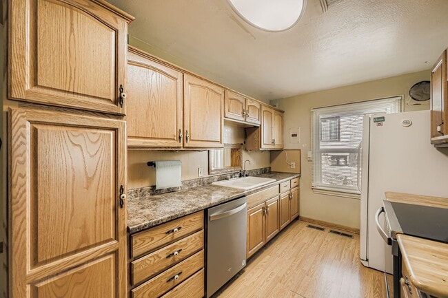 Building Photo - 515 W San Miguel St